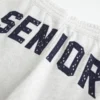 Φαρδιά φόρμα με γραφικό Senior Φαρδιά φόρμα με γραφικό Senior