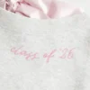 Φαρδιά μπλούζα με φιόγκο στην πλάτη Class of ’26 Φαρδιά μπλούζα με φιόγκο στην πλάτη Class of ’26