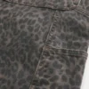 Φαρδιά τζιν με λεοπάρ μοτίβο Φαρδιά τζιν με λεοπάρ μοτίβο