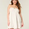 Φόρεμα babydoll χωρίς τιράντες με κεντήματα Φόρεμα babydoll χωρίς τιράντες με κεντήματα