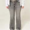 Γκρι τζιν με χαμηλή μέση και bootcut Γκρι τζιν με χαμηλή μέση και bootcut