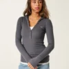 Μακρυμάνικο Henley με κουκούλα Μακρυμάνικο Henley με κουκούλα
