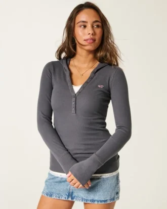 Μακρυμάνικο Henley με κουκούλα
