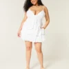Μίνι φόρεμα babydoll με V λαιμόκοψη και βολάν