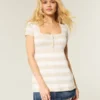 Μπλούζα Henley Babydoll με κοντά μανίκια Μπλούζα Henley Babydoll με κοντά μανίκια