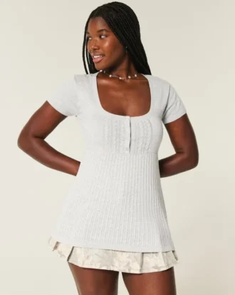 Μπλούζα Henley Babydoll με κοντά μανίκια