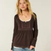 Μπλούζα Henley Babydoll με μακριά μανίκια Μπλούζα Henley Babydoll με μακριά μανίκια