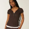 Μπλούζα Y2K Henley με κοντό μανίκι Μπλούζα Y2K Henley με κοντό μανίκι