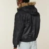 Μπουφάν bomber με φερμουάρ και τελειώματα από συνθετική γούνα Μπουφάν bomber με φερμουάρ και τελειώματα από συνθετική γούνα