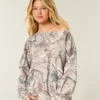 Oversized φούτερ με καμουφλάζ και ανοιχτούς ώμους Oversized φούτερ με καμουφλάζ και ανοιχτούς ώμους