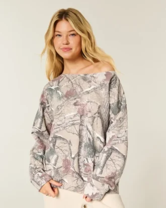 Oversized φούτερ με καμουφλάζ και ανοιχτούς ώμους