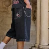 Σορτς τζιν σε πλυμένο μαύρο χρώμα με σχέδιο γάτας και πολύ φαρδιά γραμμή Σορτς τζιν σε πλυμένο μαύρο χρώμα με σχέδιο γάτας και πολύ φαρδιά γραμμή